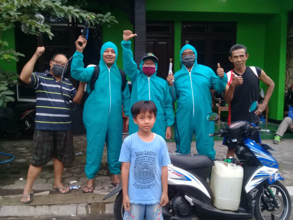 Seksi Lingkungan, penyemprotan disinfektan di padukuhan manukan